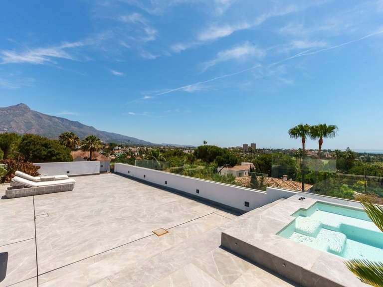 Villa for Sale in Nueva Andalucía, Malaga 6