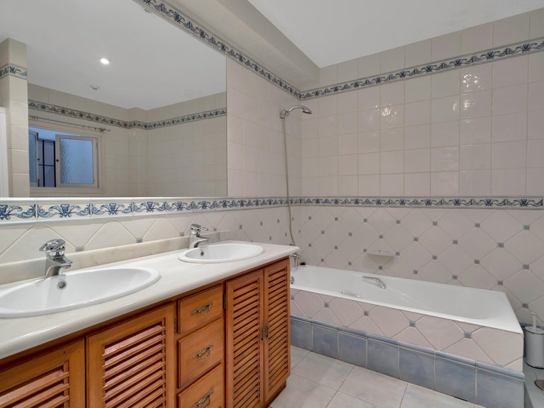 Apartment for Sale in Marbella, Malaga 32