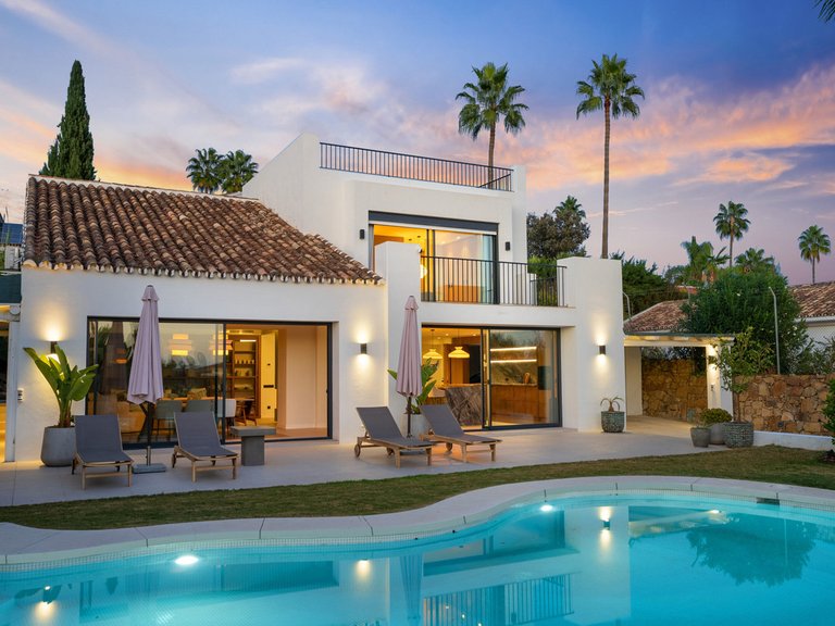 Villa for Sale in Nueva Andalucía, Malaga 1