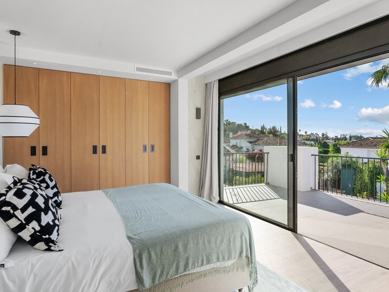 Villa for Sale in Nueva Andalucía, Malaga 11