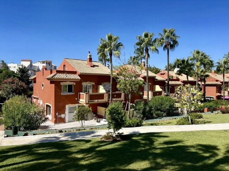 Villa for Sale in Estepona, Malaga 1