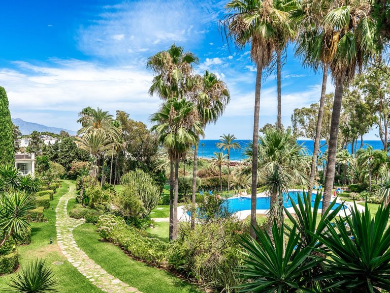 Villa for Sale in New Golden Mile, Malaga 1