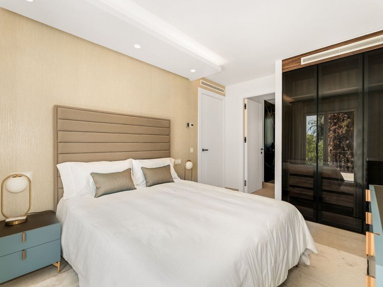 Villa for Sale in New Golden Mile, Malaga 17