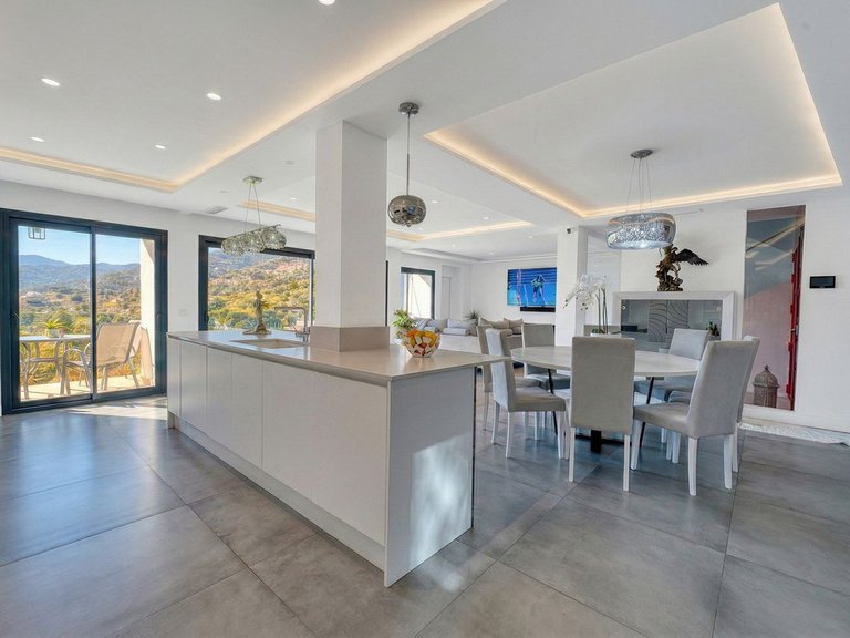 Villa for Sale in Istán, Malaga 3