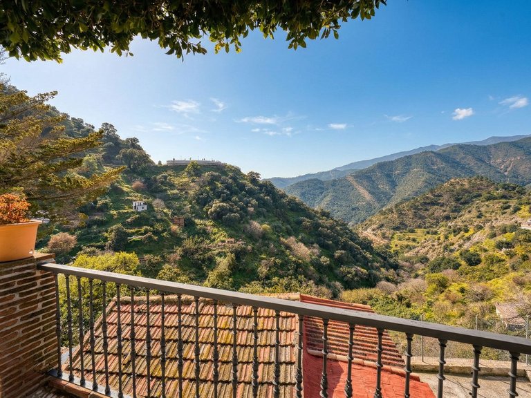 Villa for Sale in Istán, Malaga 31