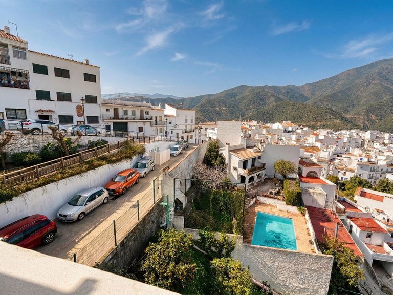 Villa for Sale in Istán, Malaga 37
