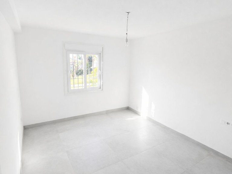 Apartment for Sale in Nueva Andalucía, Malaga 18
