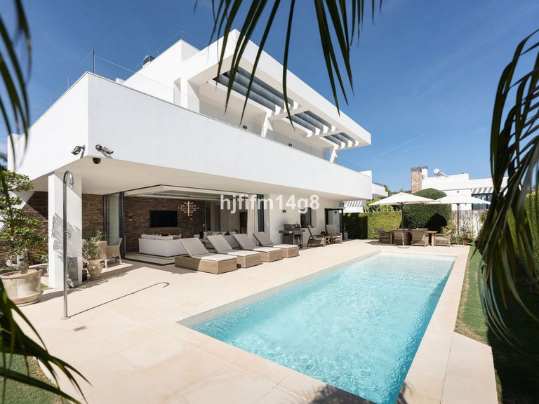 Villa for Sale in San Pedro De Alcántara, Malaga 1