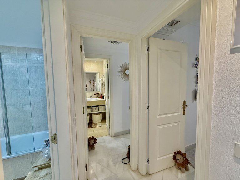 Apartment for Sale in The Golden Mile, Malaga 20