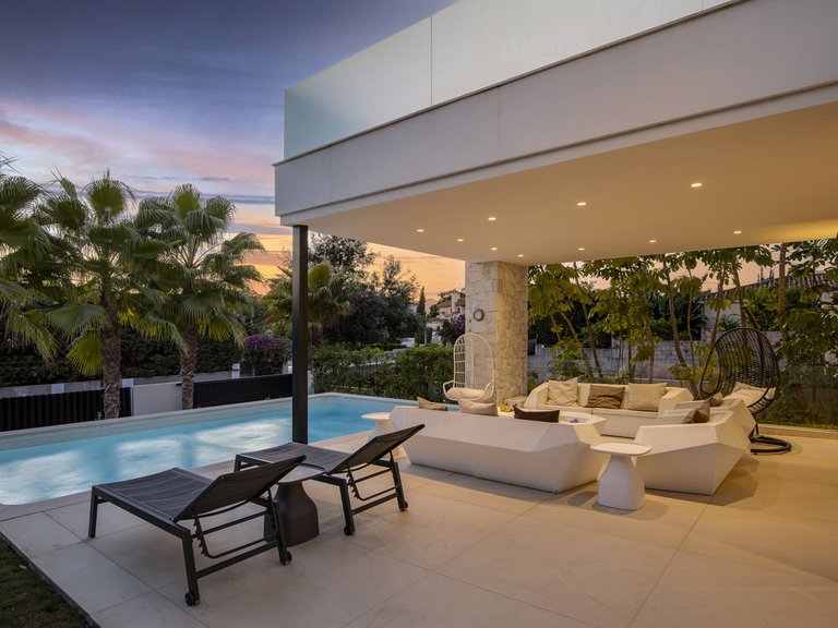 Villa for Sale in San Pedro De Alcántara, Malaga 1