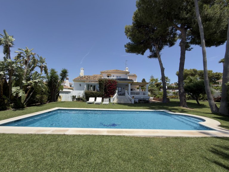 Villa for Sale in San Pedro De Alcántara, Malaga 1