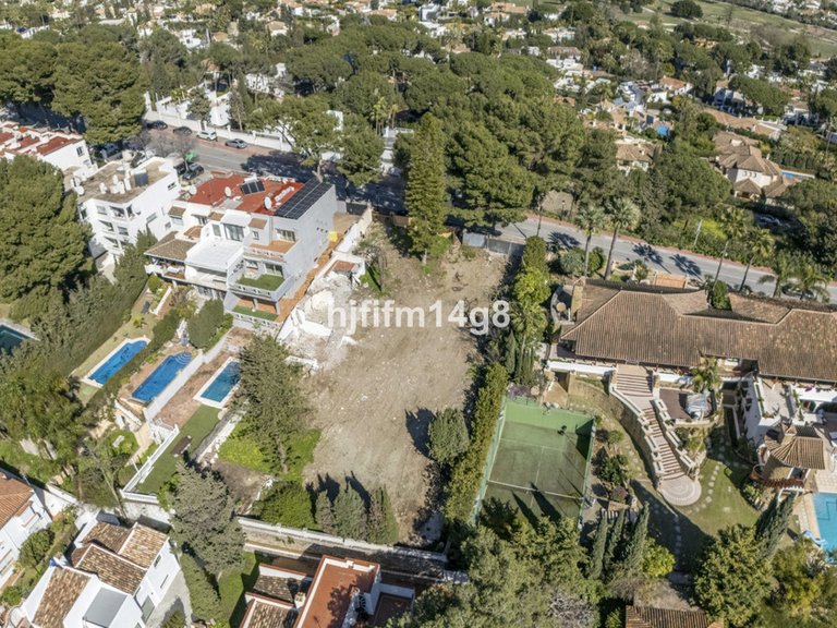 Plot for Sale in Nueva Andalucía, Malaga 1