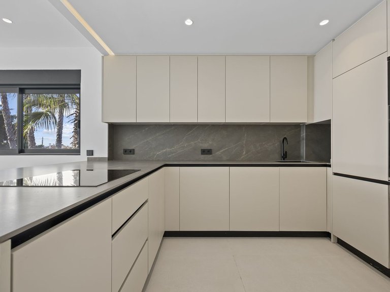 Apartment for Sale in El Paraiso, Malaga 3