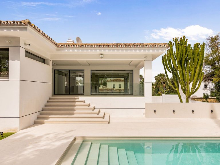 Villa for Sale in Guadalmina Alta, Malaga 1