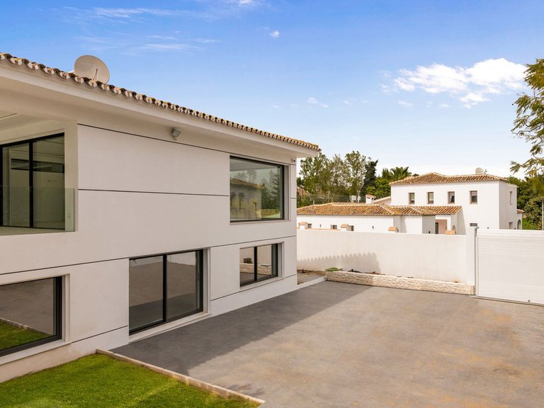 Villa for Sale in Guadalmina Alta, Malaga 46