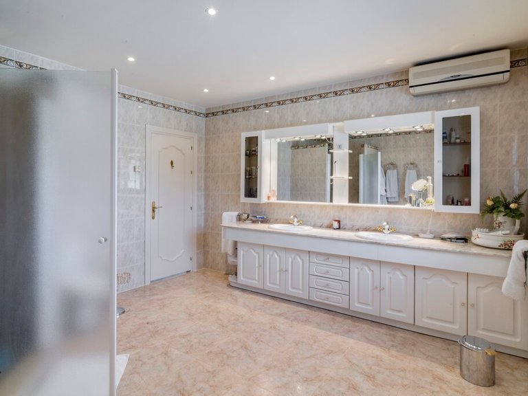 Villa for Sale in Valtocado, Malaga 30