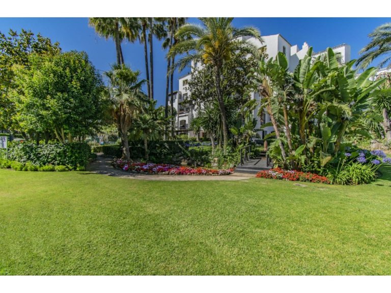 Apartment for Sale in Puerto Banús, Malaga 17