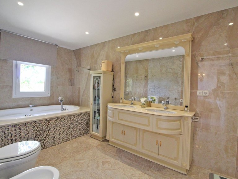 Villa for Sale in Bahía De Marbella, Malaga 37