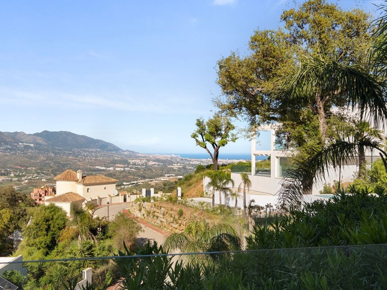 Villa for Sale in La Mairena, Malaga 58
