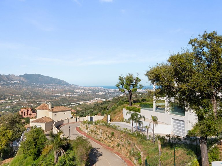 Villa for Sale in La Mairena, Malaga 59