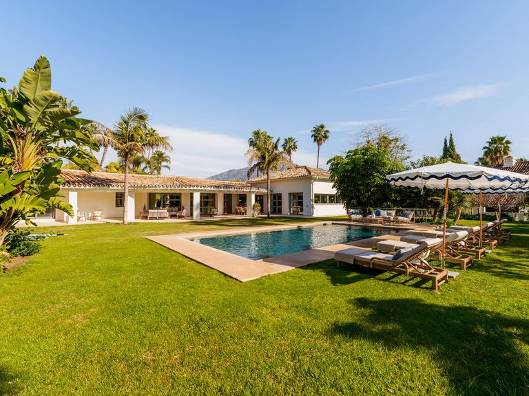 Villa for Sale in Costa del Sol Nueva Andalucía, Malaga 1