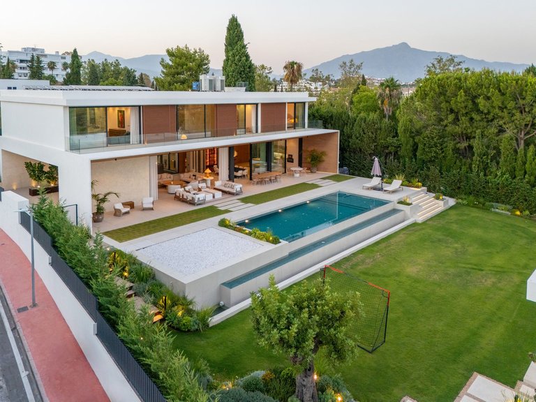 Villa for Sale in Guadalmina Alta, Malaga 26