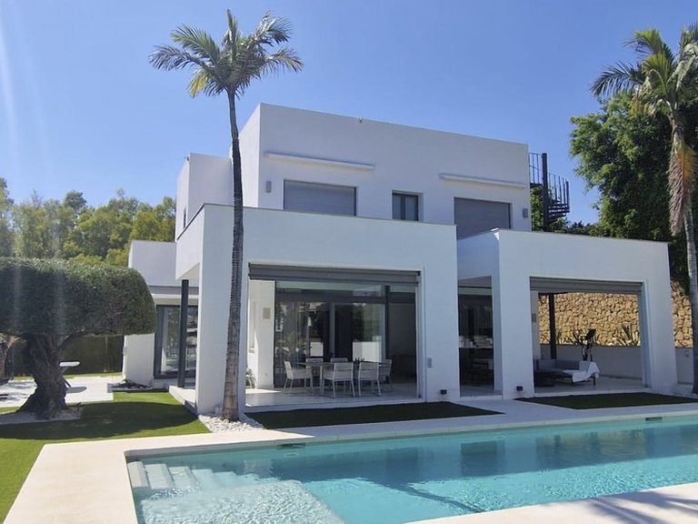 Villa for Sale in Nueva Andalucía, Malaga 1