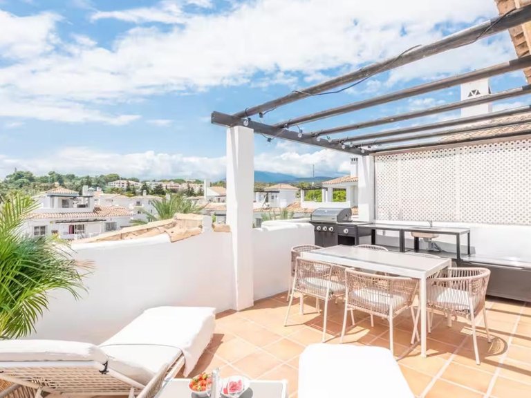 Apartment for Sale in Nueva Andalucía, Malaga 1
