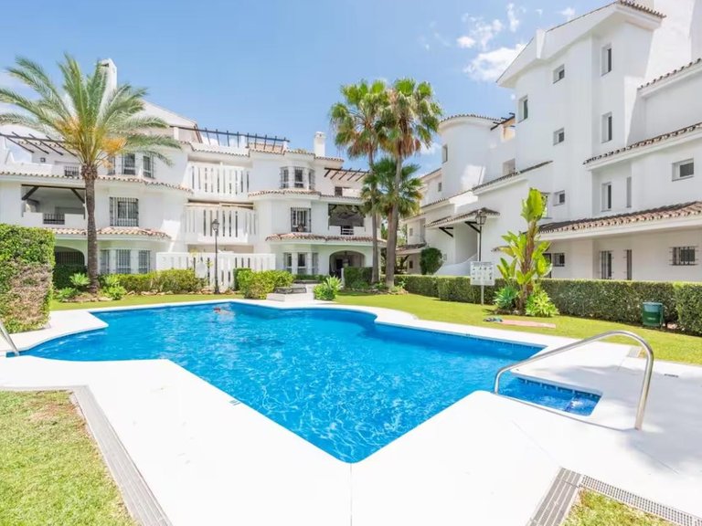 Apartment for Sale in Nueva Andalucía, Malaga 16