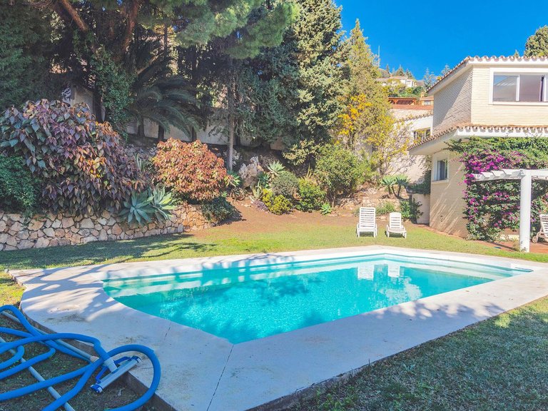 Villa for Sale in Inland La Capellania, Malaga 1