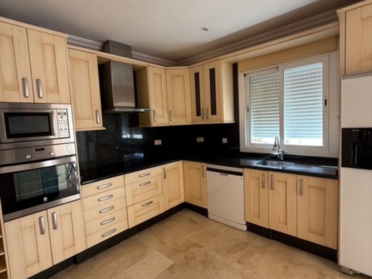 Apartment for Sale in Nueva Andalucía, Malaga 8