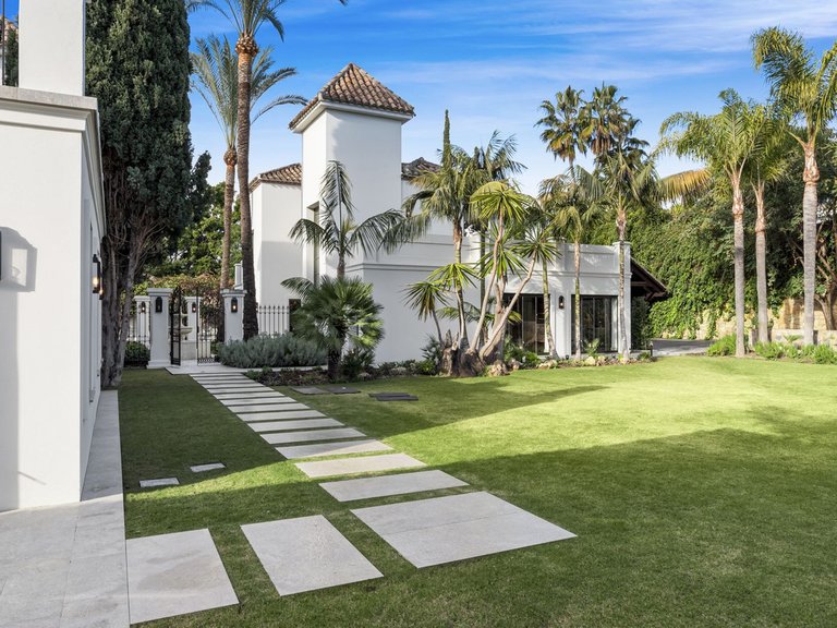 Villa for Sale in Nueva Andalucía, Malaga 46