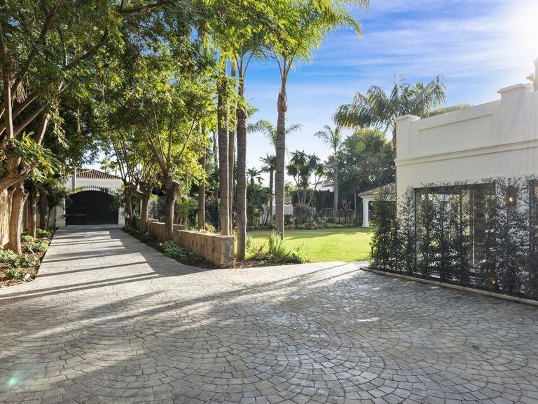 Villa for Sale in Nueva Andalucía, Malaga 48