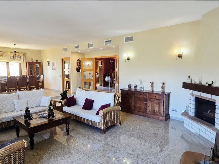 Villa for Sale in Sierrezuela, Malaga 14