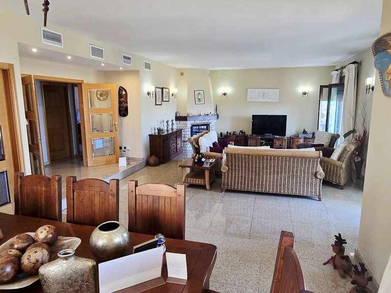 Villa for Sale in Sierrezuela, Malaga 15