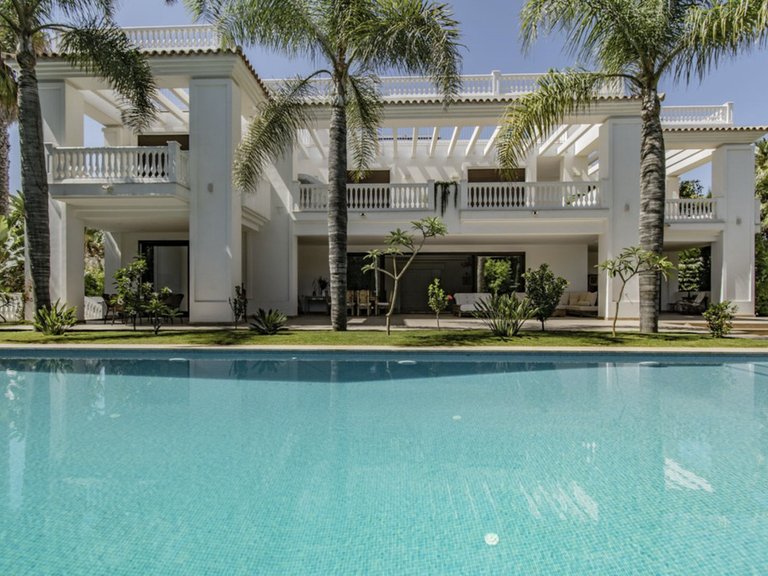 Villa for Sale in Guadalmina Baja, Malaga 1
