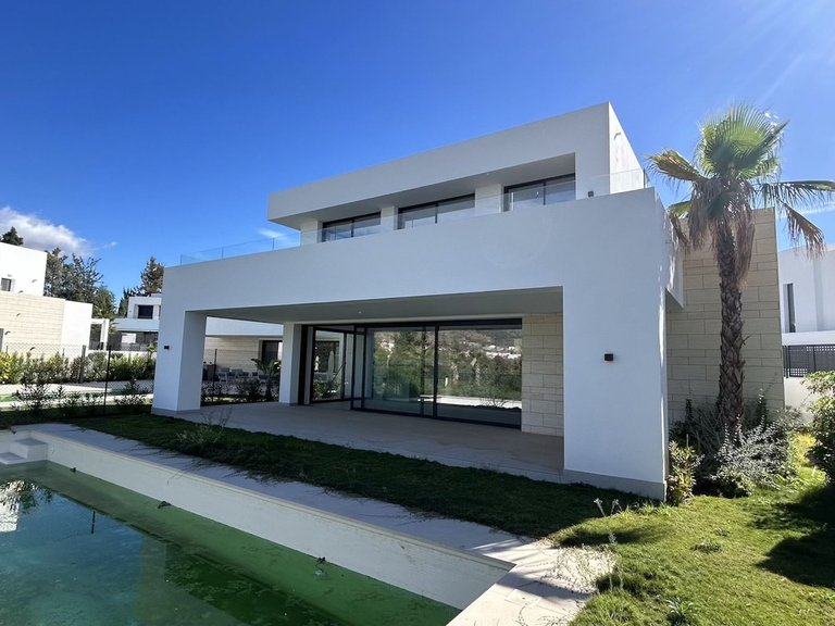 Villa for Sale in Río Real, Malaga 2