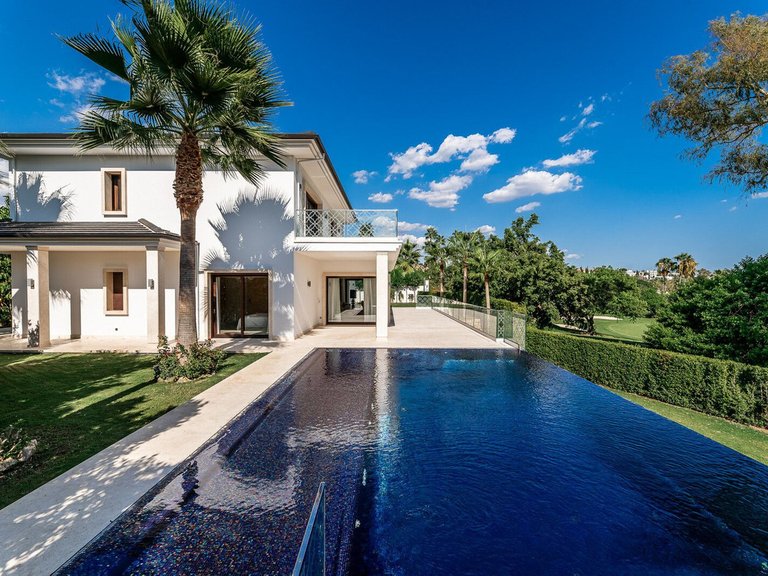 Villa for Sale in Nueva Andalucía, Malaga 1