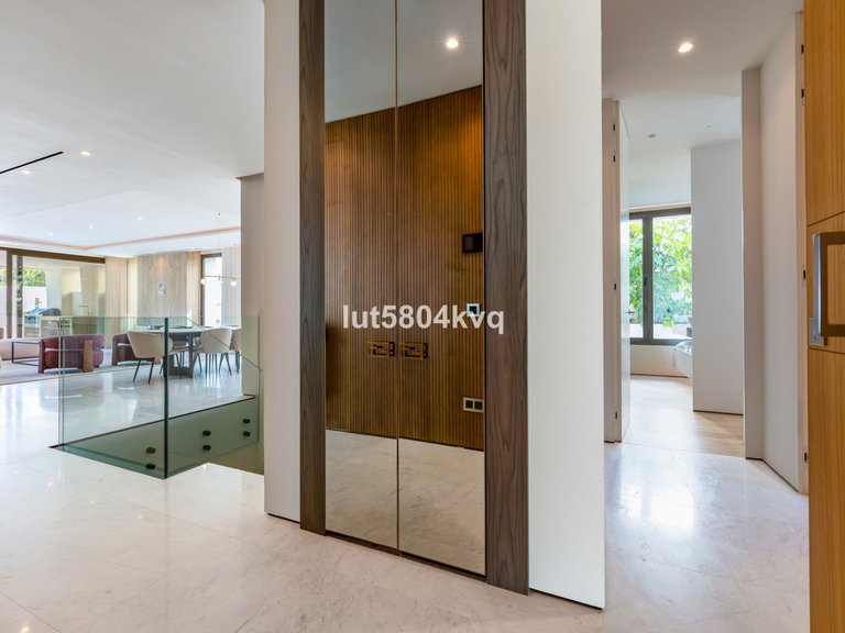 Apartment for Sale in The Golden Mile, Malaga 18