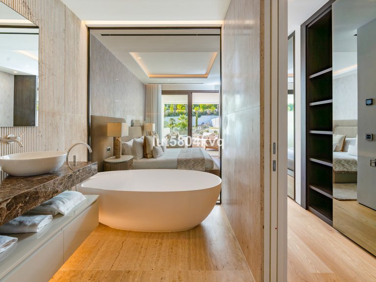 Apartment for Sale in The Golden Mile, Malaga 5