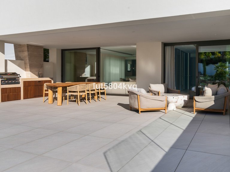 Apartment for Sale in The Golden Mile, Malaga 9