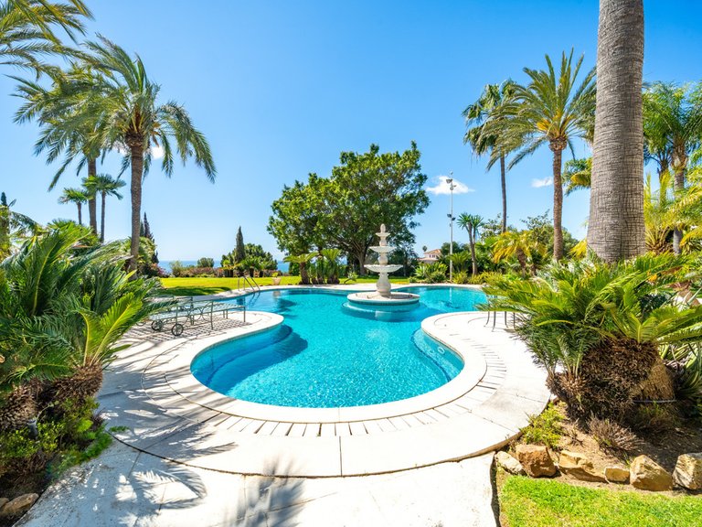 Villa for Sale in The Golden Mile, Malaga 11