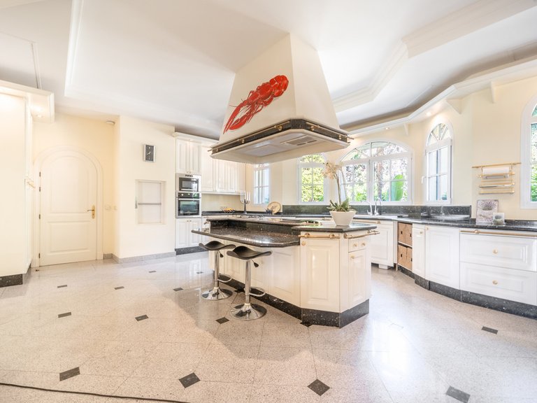 Villa for Sale in The Golden Mile, Malaga 23