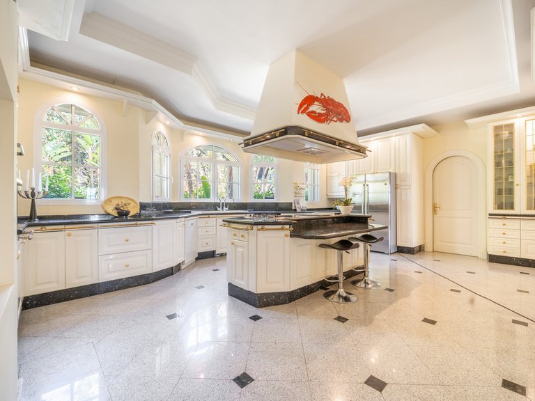 Villa for Sale in The Golden Mile, Malaga 24