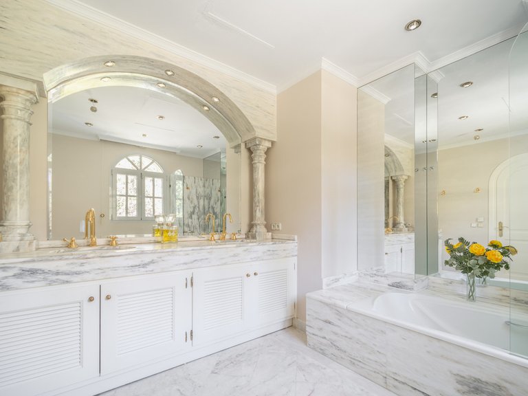 Villa for Sale in The Golden Mile, Malaga 37