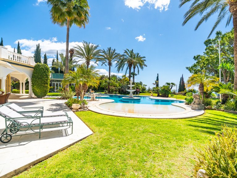 Villa for Sale in The Golden Mile, Malaga 4