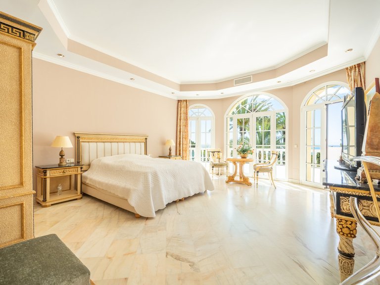 Villa for Sale in The Golden Mile, Malaga 41