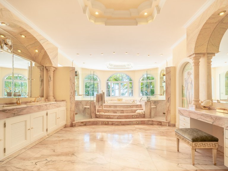 Villa for Sale in The Golden Mile, Malaga 45