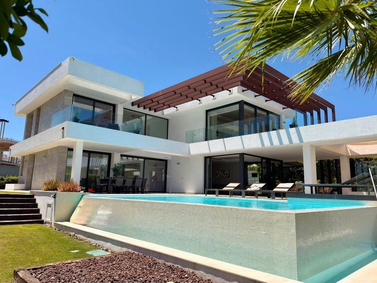 Apartment for Sale in Costa del Sol, New Golden Mile, Malaga 1