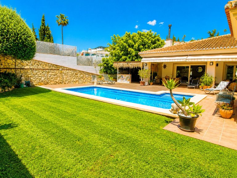 Villa for Sale in Sierrezuela, Malaga 1